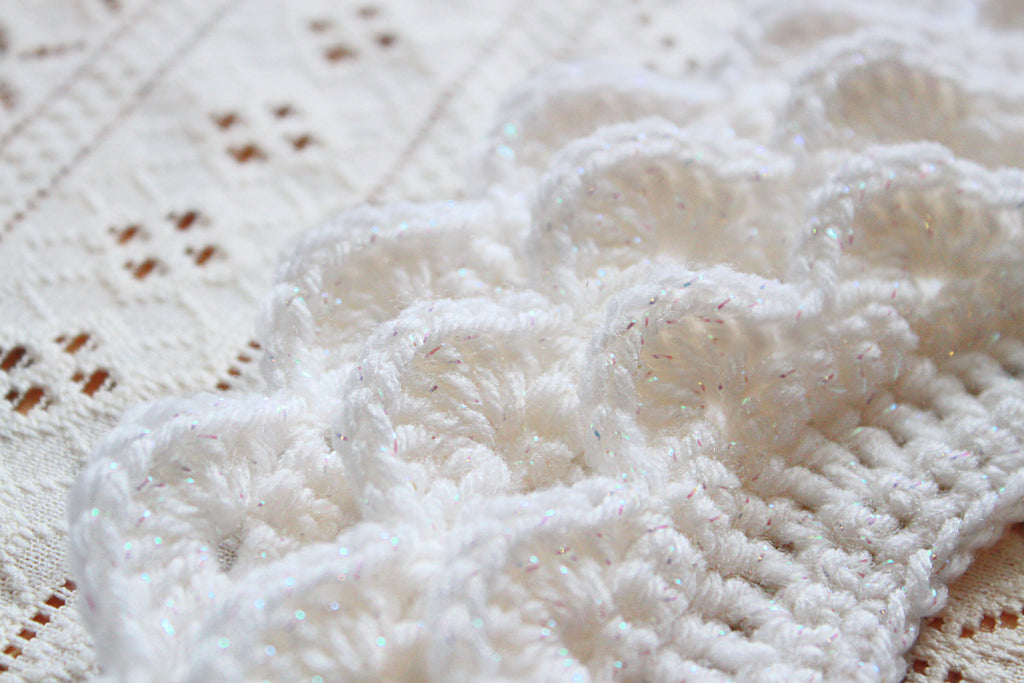 Glitter White | Scalloped Collar